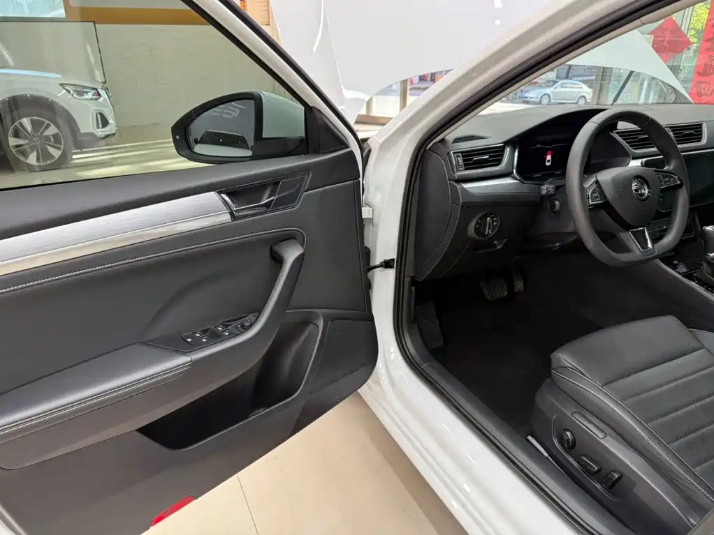 Skoda Superb — фото 8