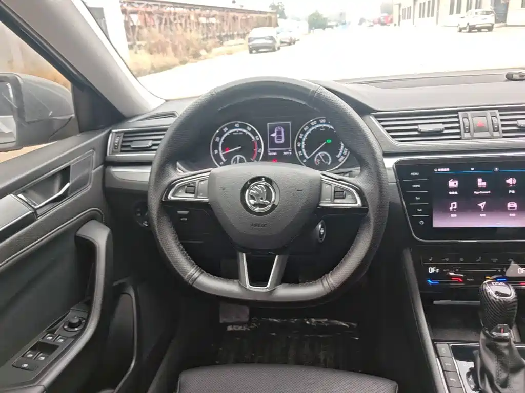 Skoda Superb — фото 11