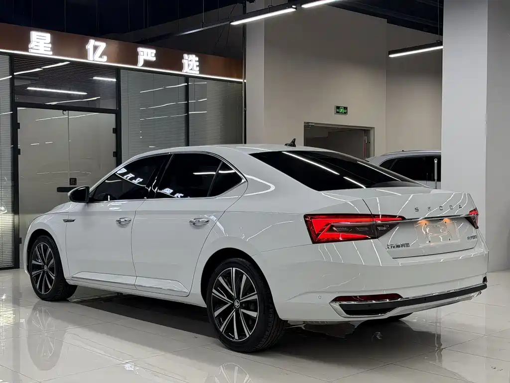 Skoda Superb — фото 19