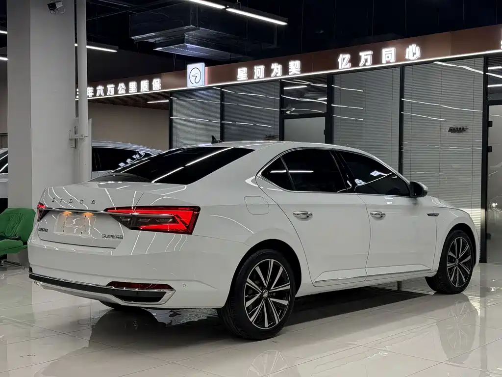 Skoda Superb — фото 21