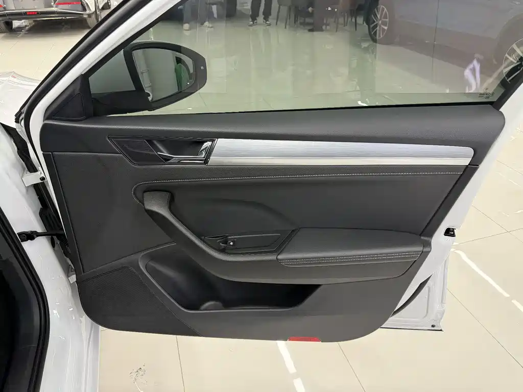 Skoda Superb — фото 9