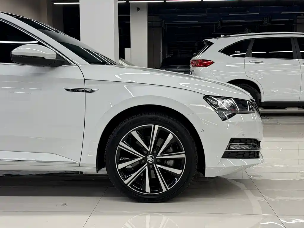 Skoda Superb — фото 10