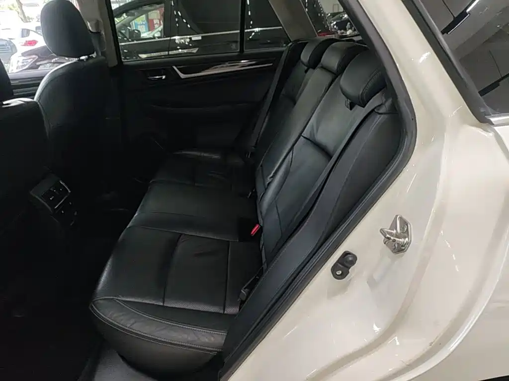Subaru Outback — фото 17