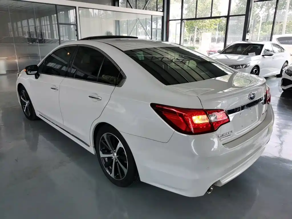 Subaru Legacy — фото 5