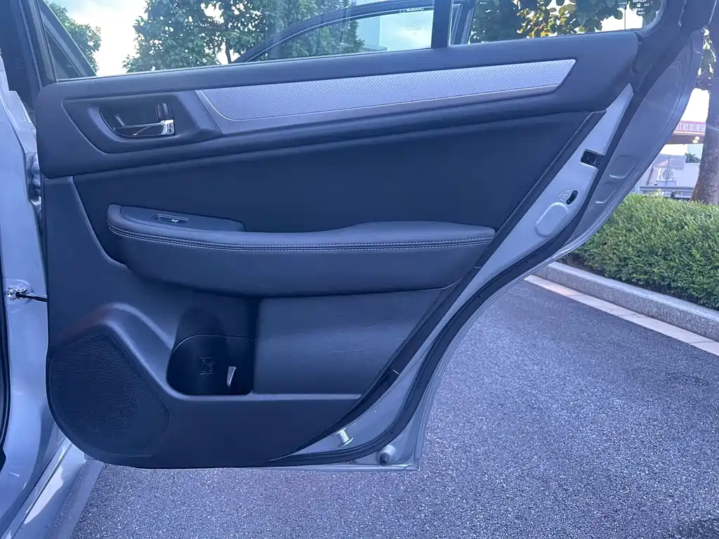 Subaru Legacy — фото 37