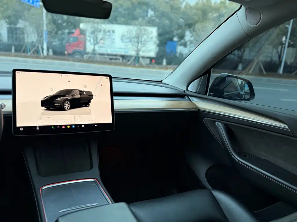Tesla Model Y — фото 6