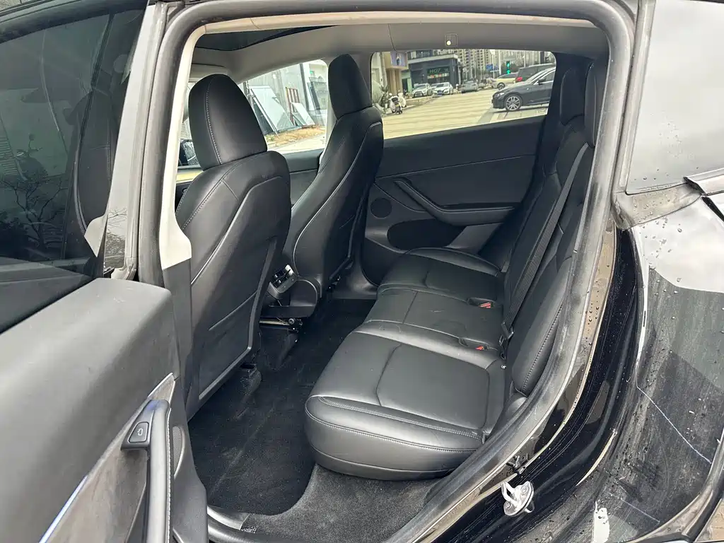 Tesla Model Y — фото 5