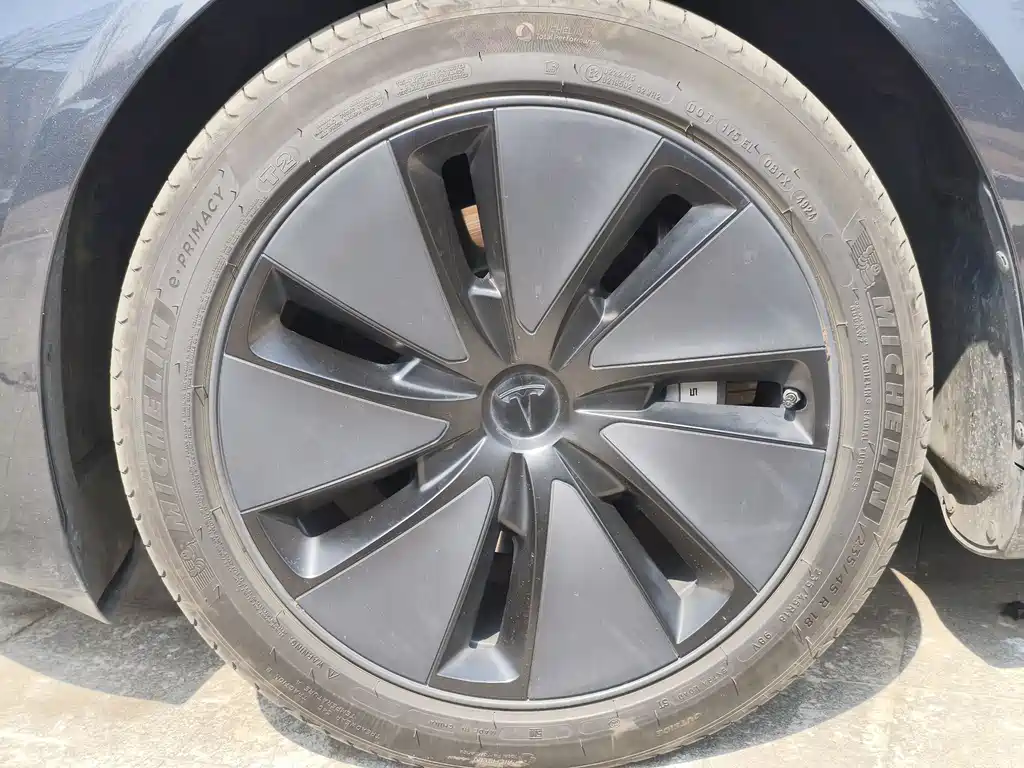Tesla Model 3 — фото 13