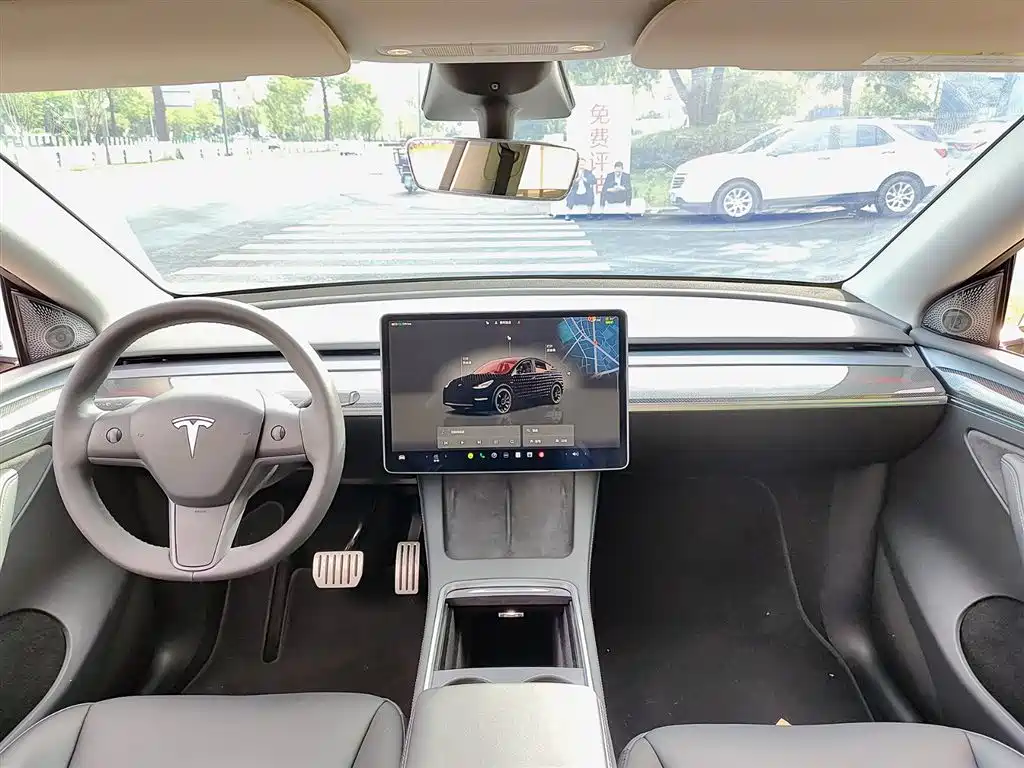 Tesla Model Y — фото 10