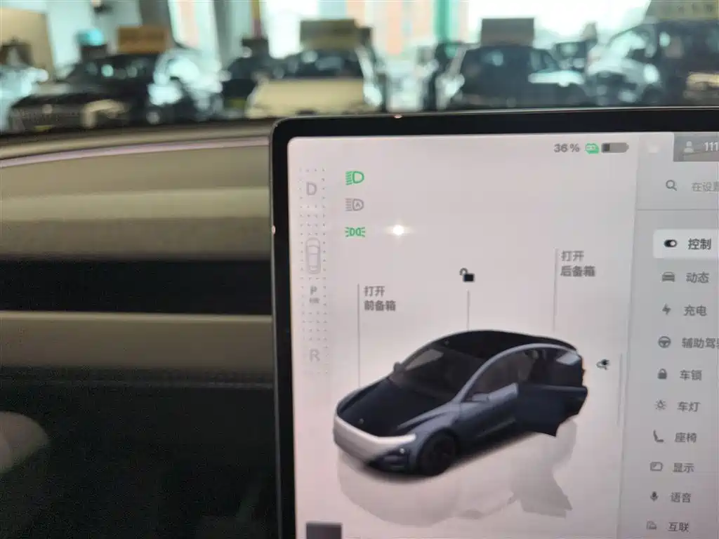Tesla Model Y — фото 10