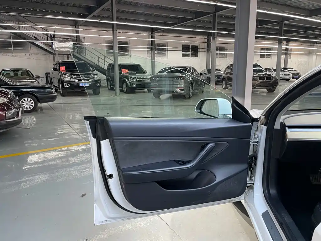 Tesla Model 3 — фото 9