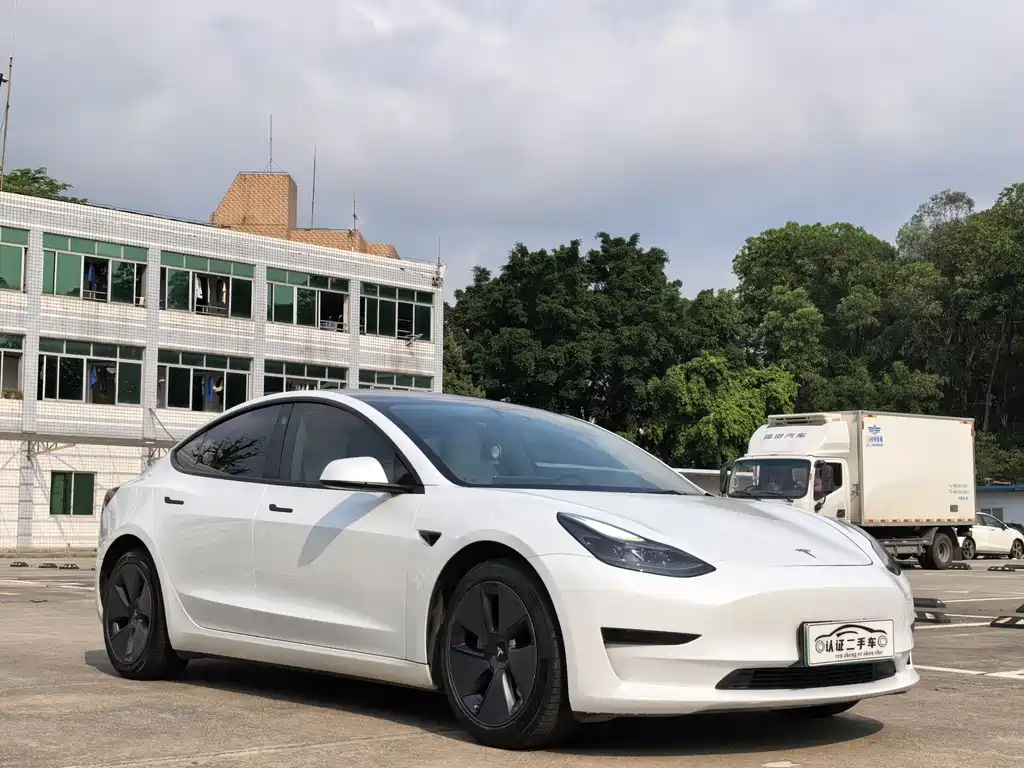 Tesla Model 3 — фото 3
