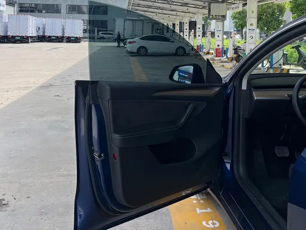 Tesla Model Y — фото 8