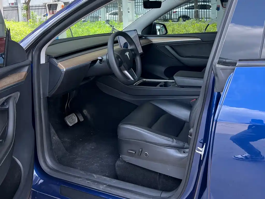 Tesla Model Y — фото 9