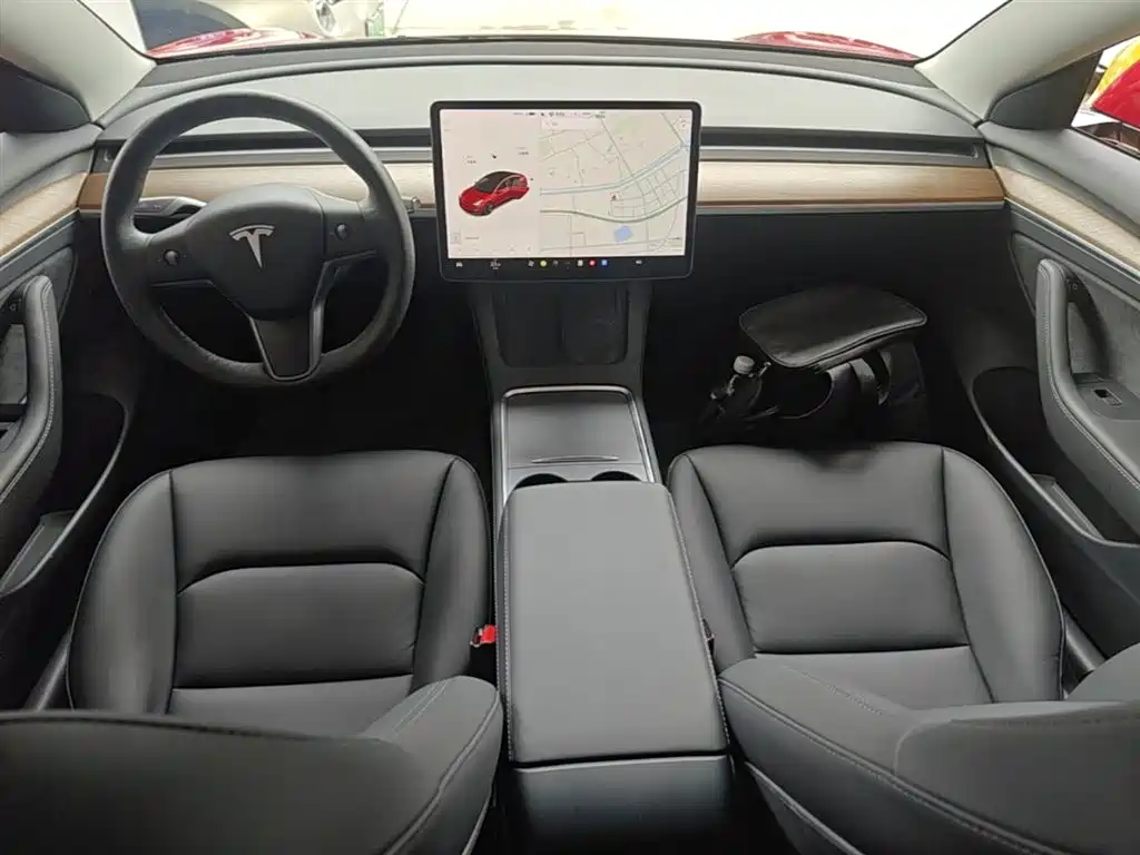 Tesla Model 3 — фото 10