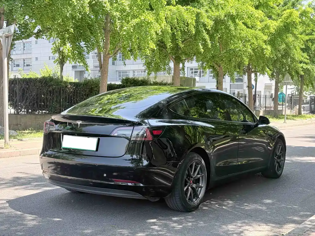 Tesla Model 3 — фото 4