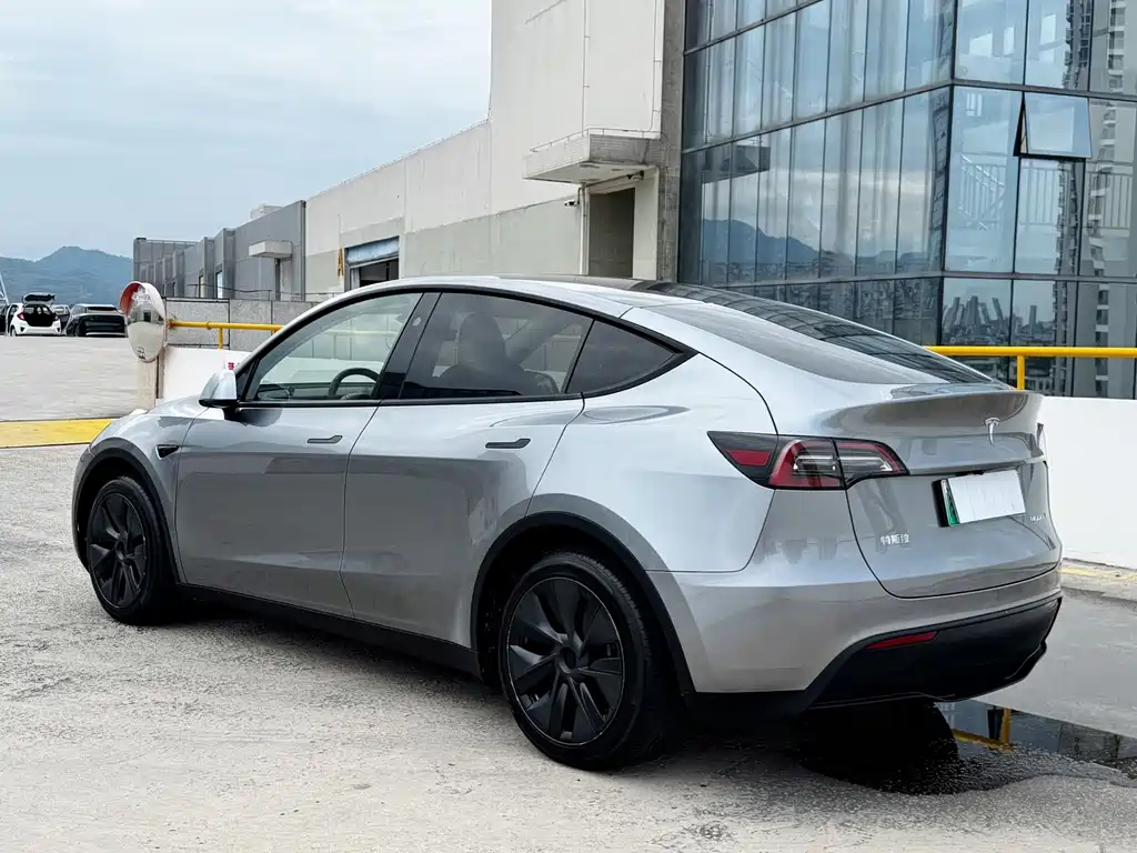 Tesla Model Y — фото 4