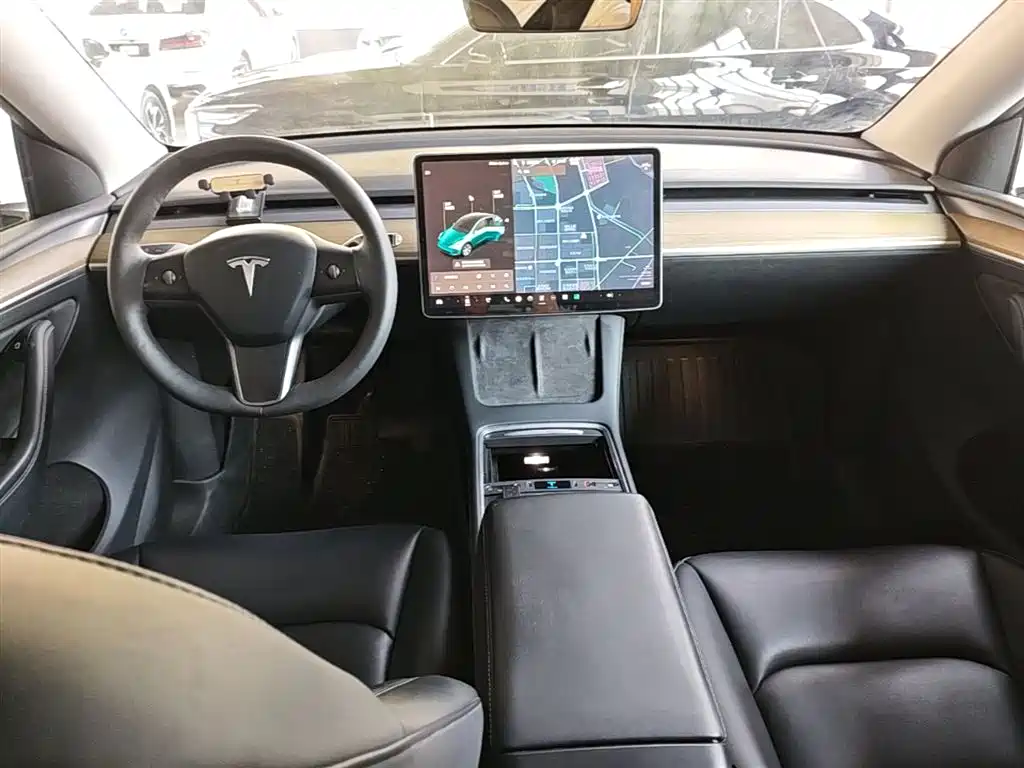Tesla Model Y — фото 10