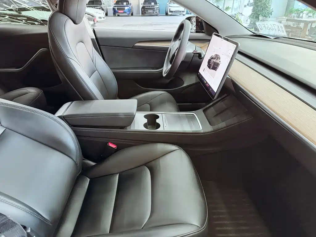 Tesla Model 3 — фото 17