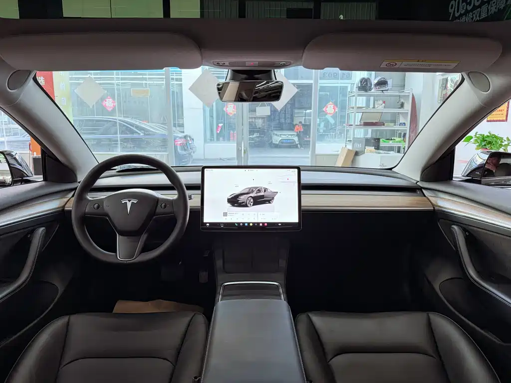 Tesla Model 3 — фото 10