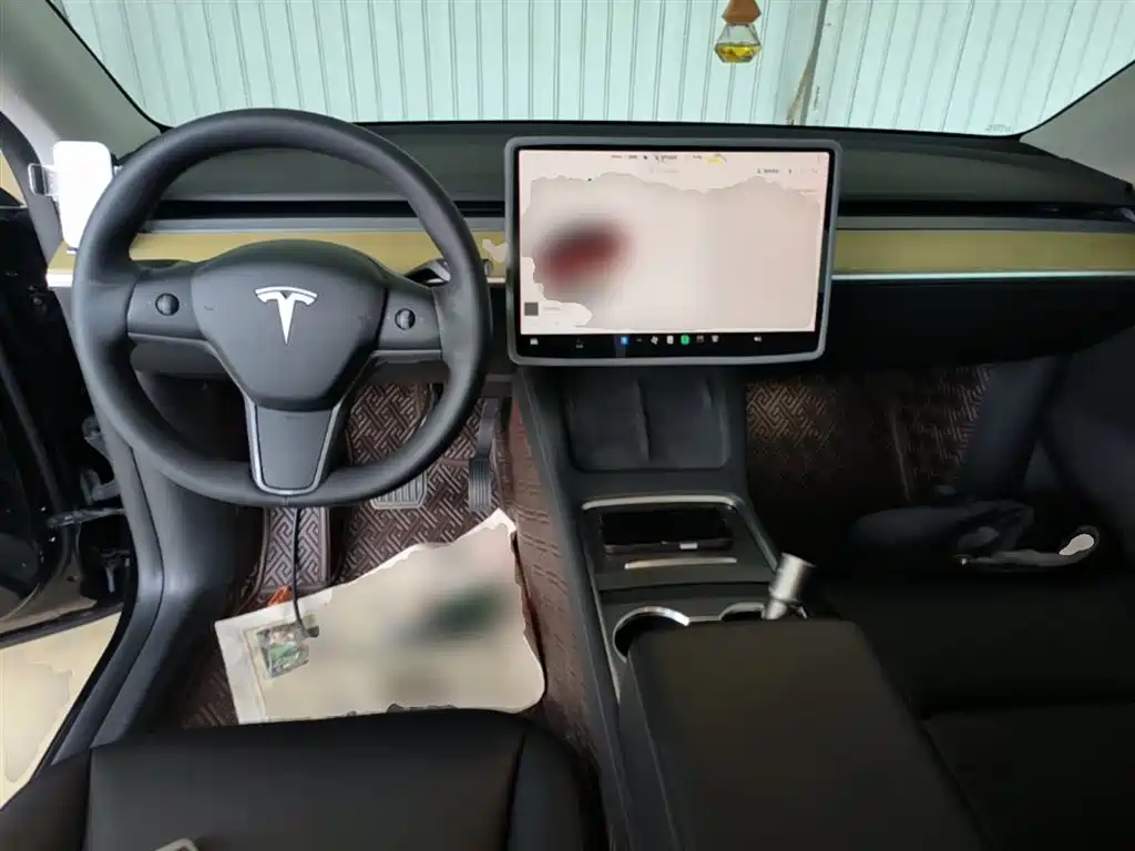 Tesla Model Y — фото 10