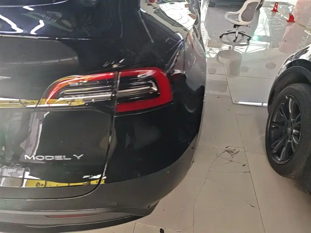 Tesla Model Y — фото 8