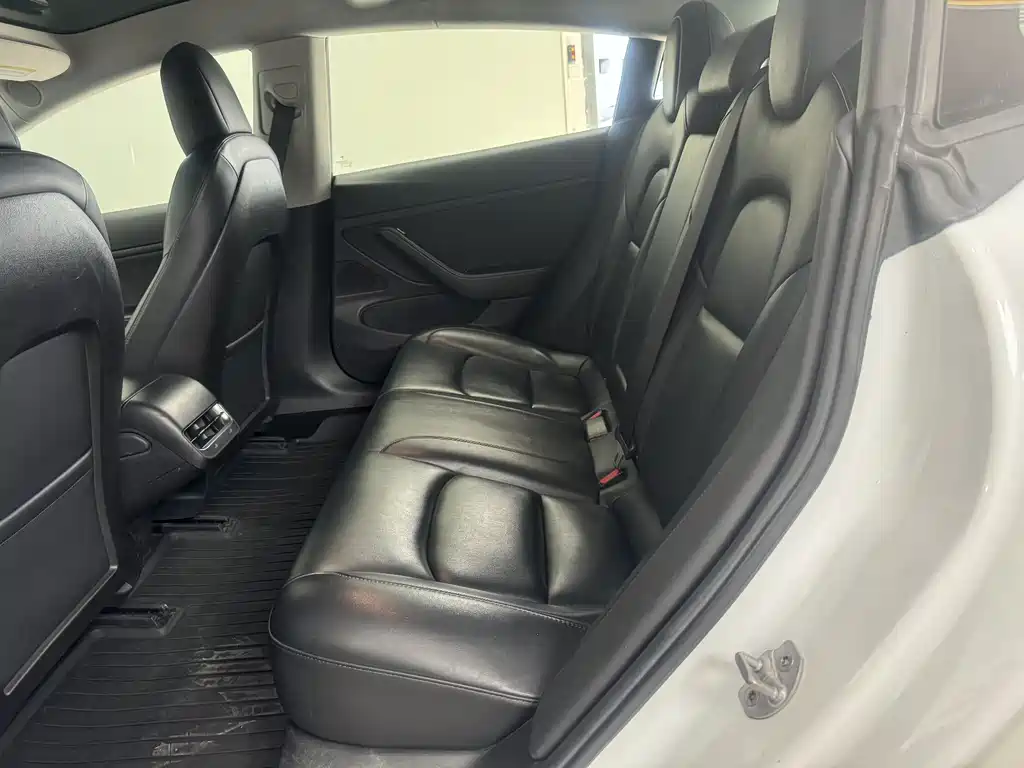 Tesla Model 3 — фото 11