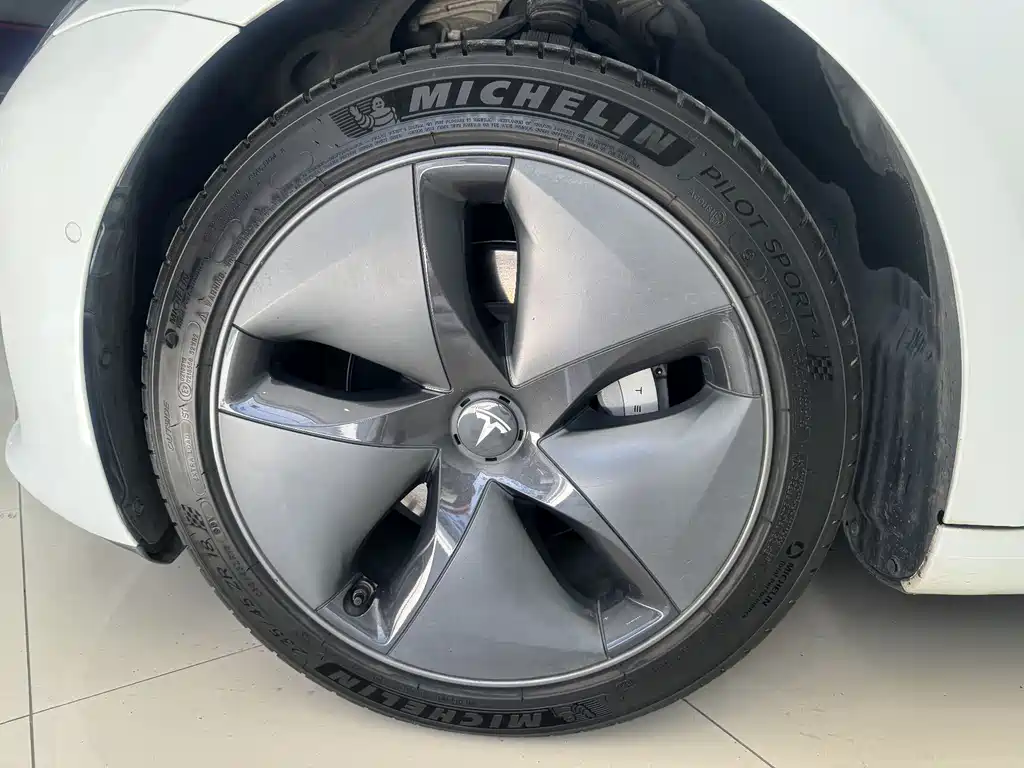 Tesla Model 3 — фото 18
