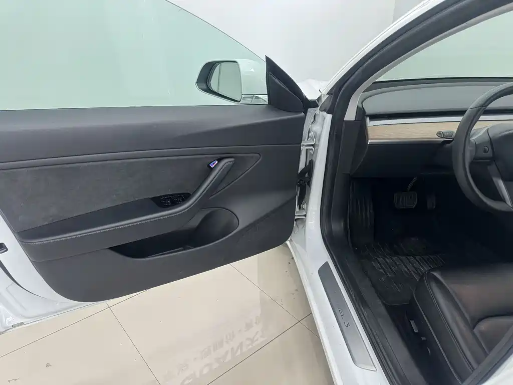 Tesla Model 3 — фото 9