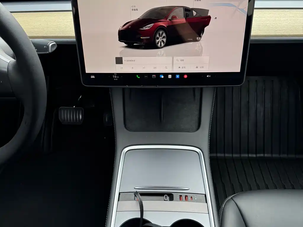 Tesla Model Y — фото 10