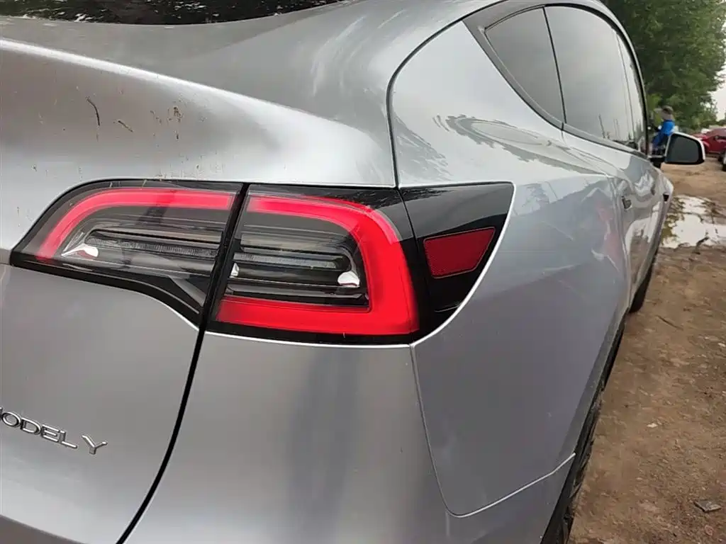 Tesla Model Y — фото 8