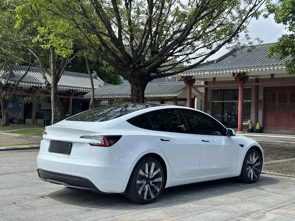 Tesla Model 3 — фото 4