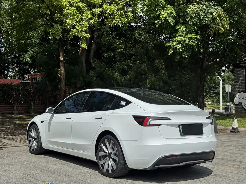 Tesla Model 3 — фото 6