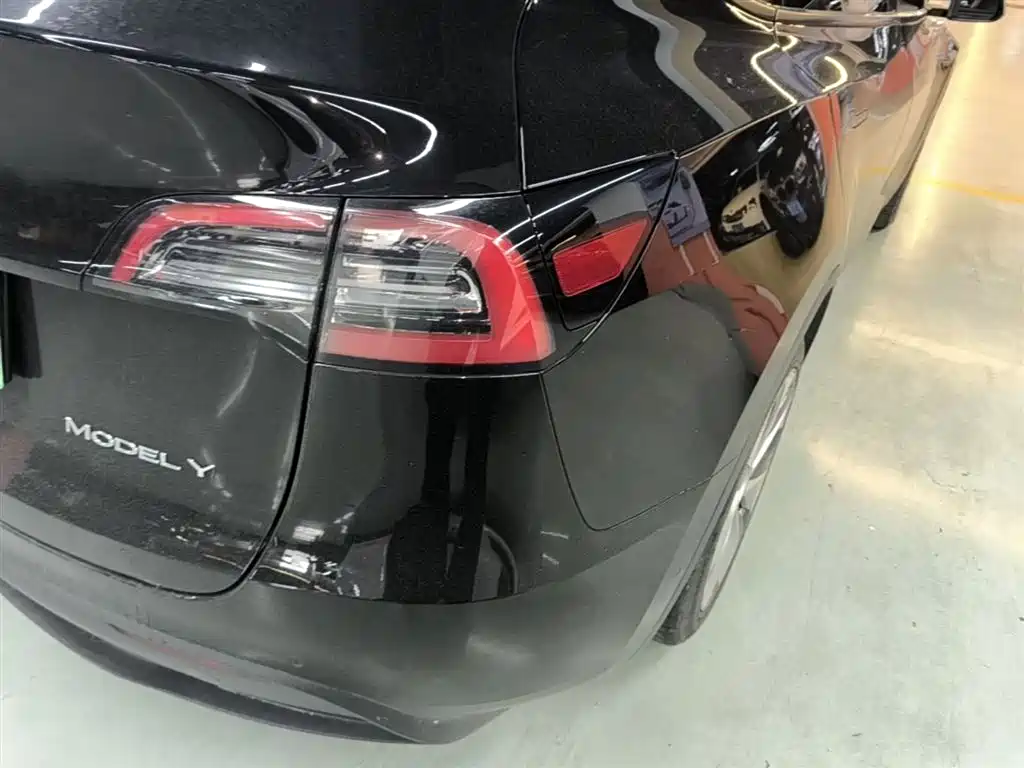 Tesla Model Y — фото 8