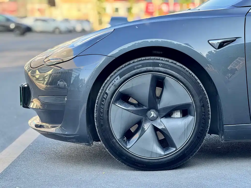 Tesla Model 3 — фото 3