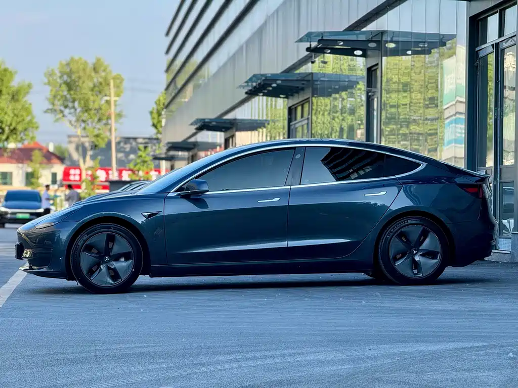 Tesla Model 3 — фото 4