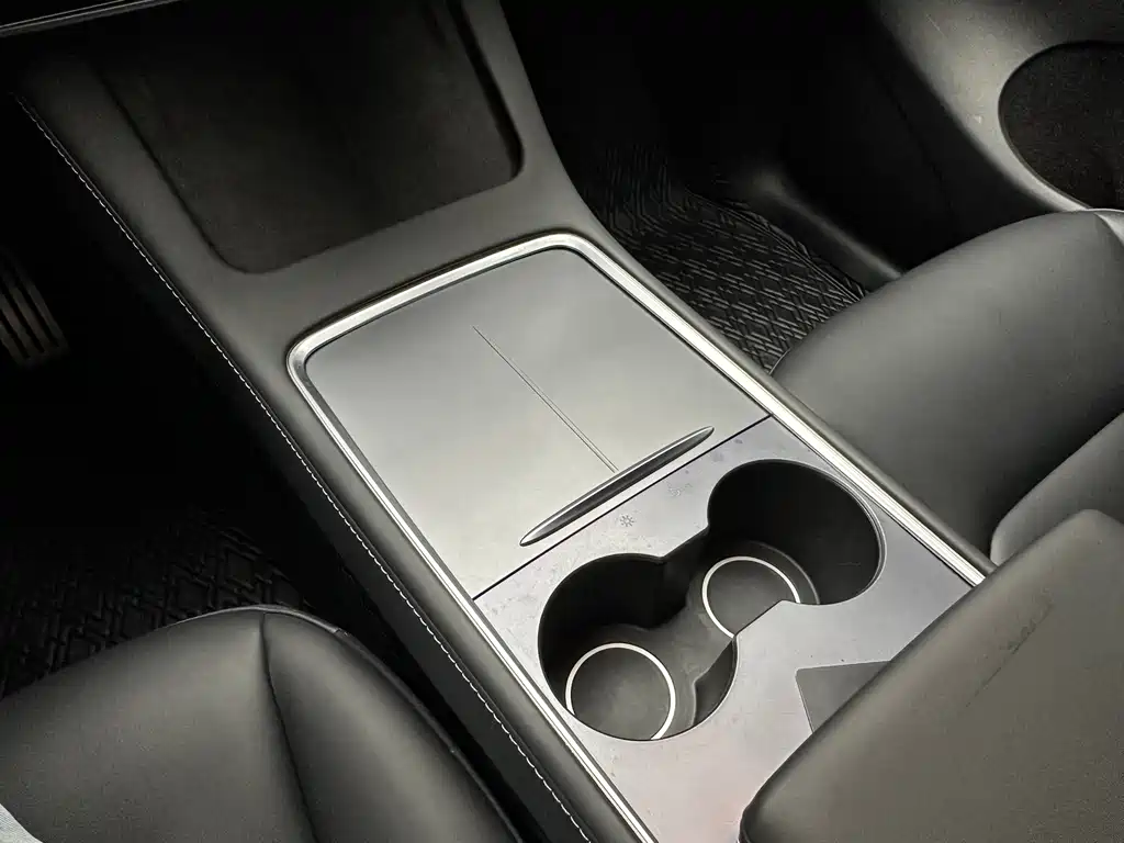 Tesla Model Y — фото 14