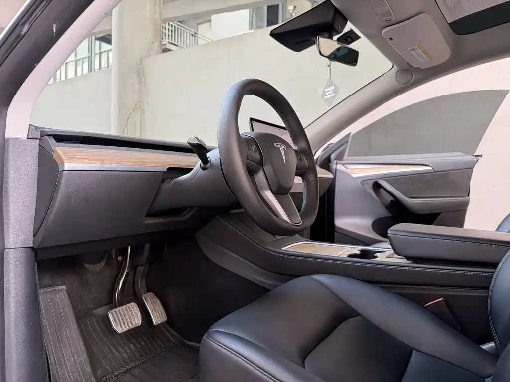 Tesla Model Y — фото 13