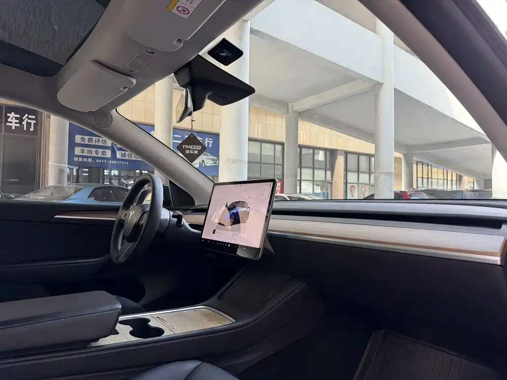 Tesla Model Y — фото 15