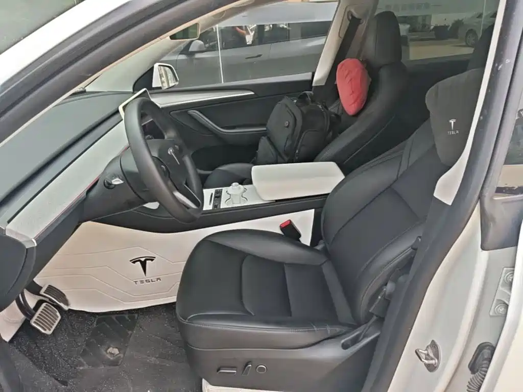 Tesla Model Y — фото 15