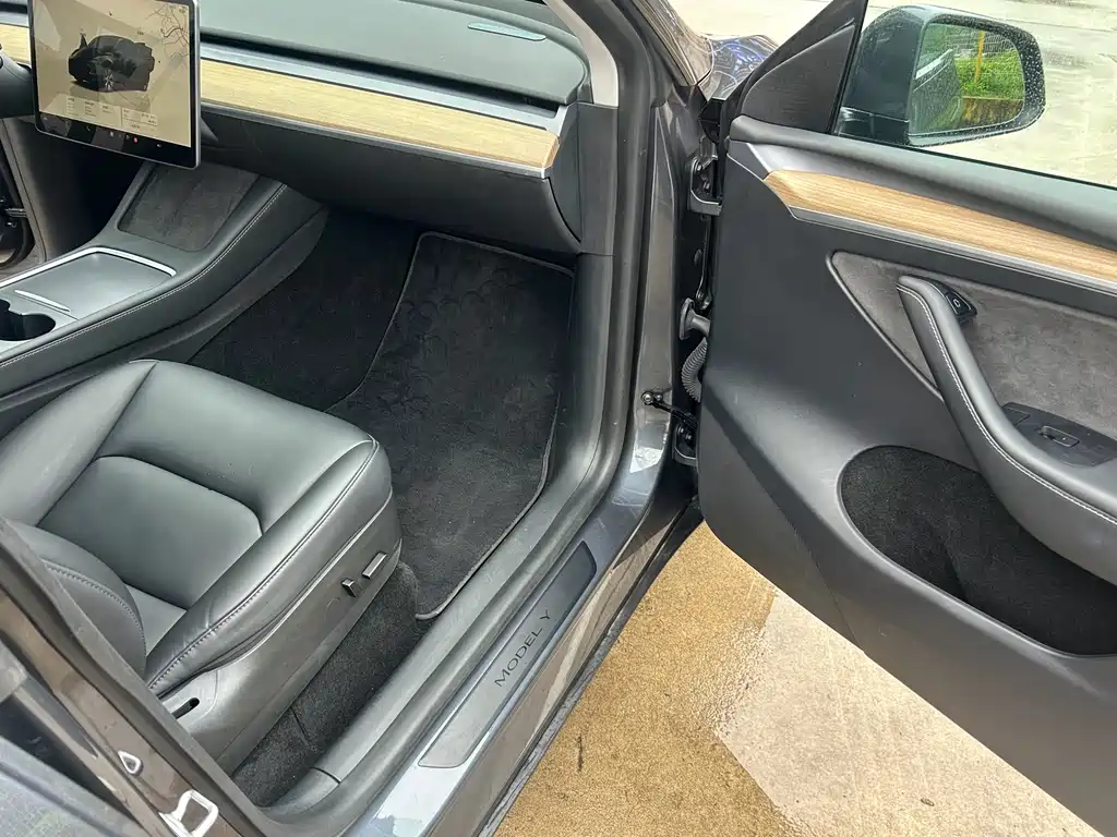 Tesla Model Y — фото 8