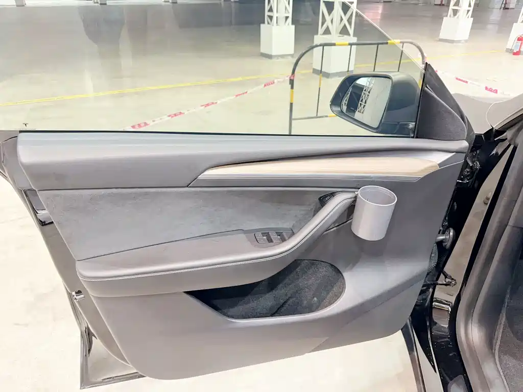 Tesla Model Y — фото 15