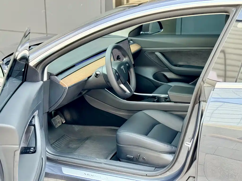 Tesla Model 3 — фото 4