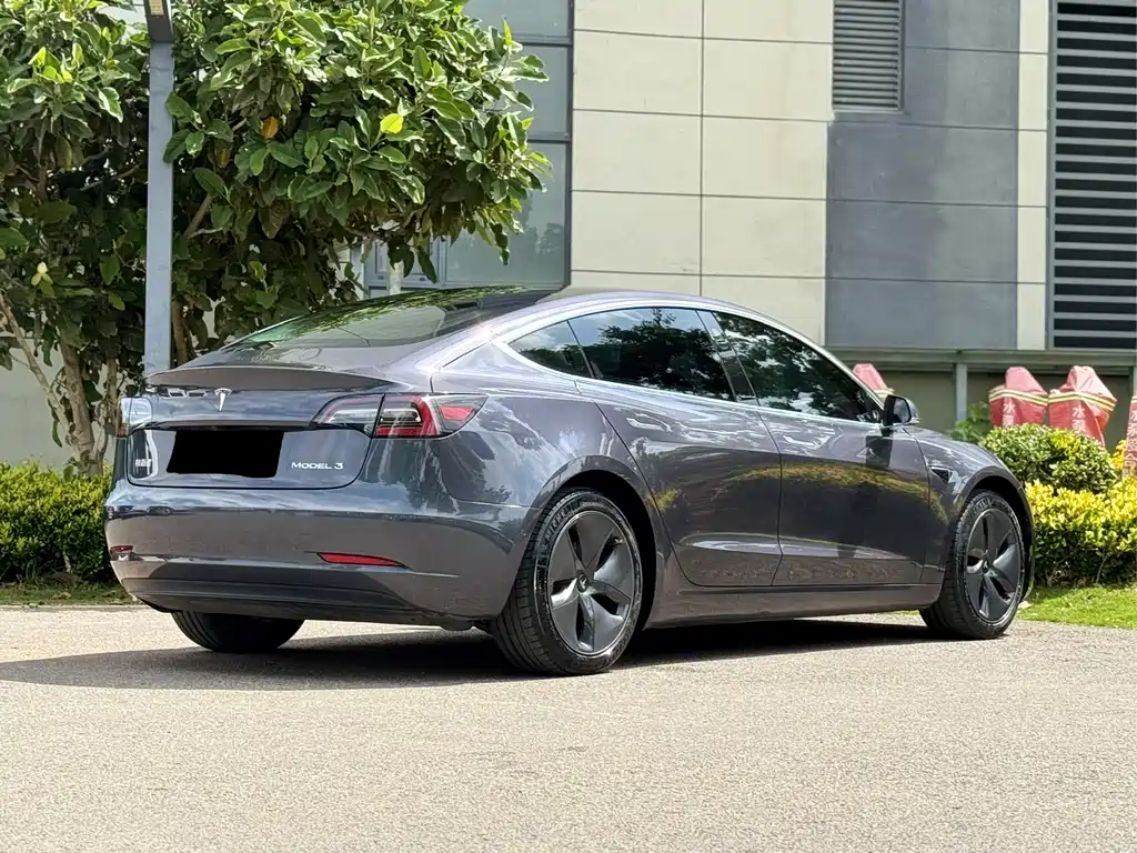 Tesla Model 3 — фото 9