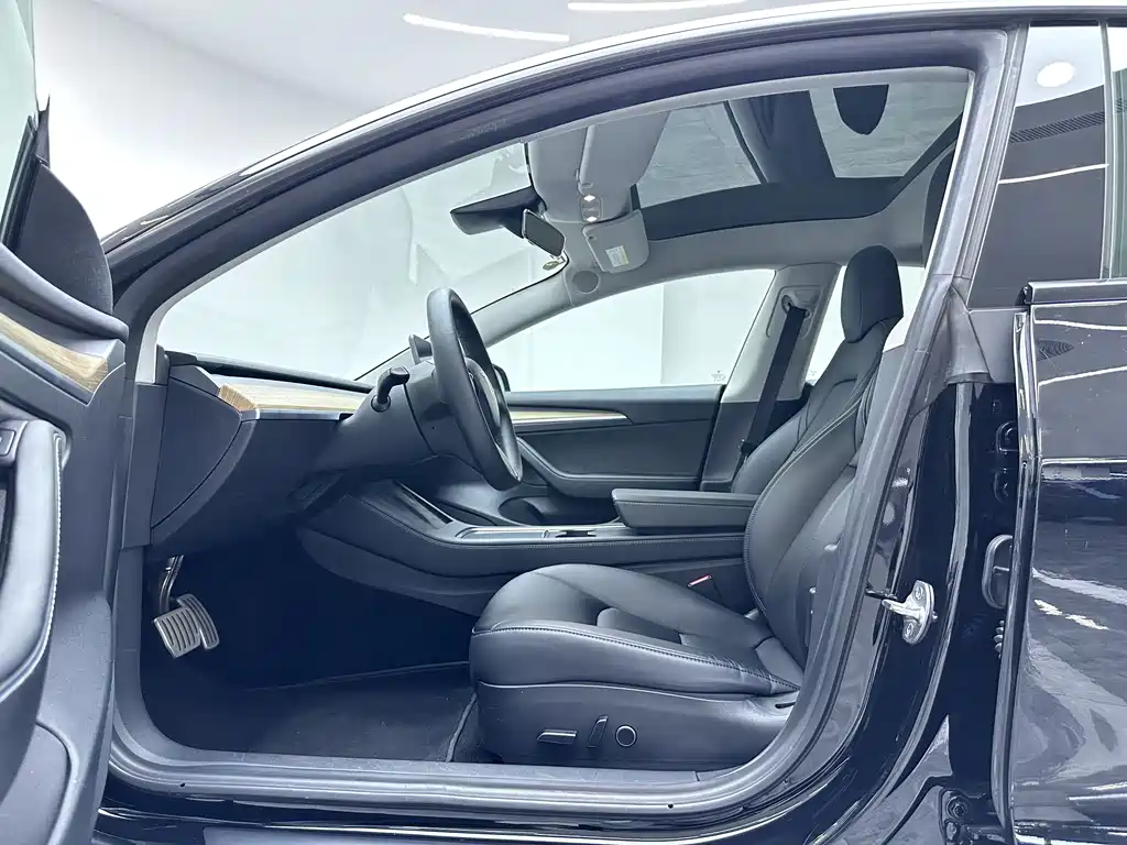 Tesla Model 3 — фото 14