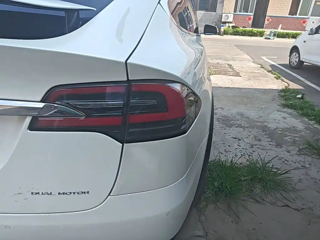 Tesla Model X — фото 8