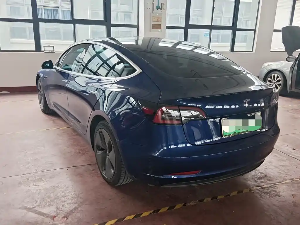 Tesla Model 3 — фото 2