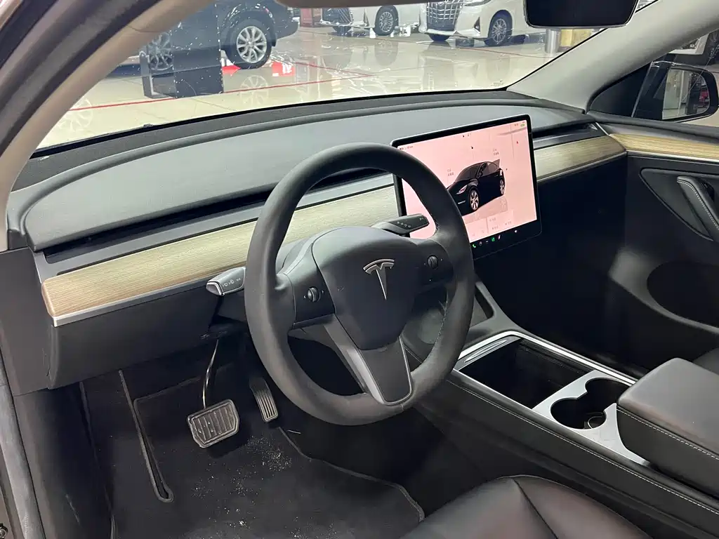 Tesla Model Y — фото 5