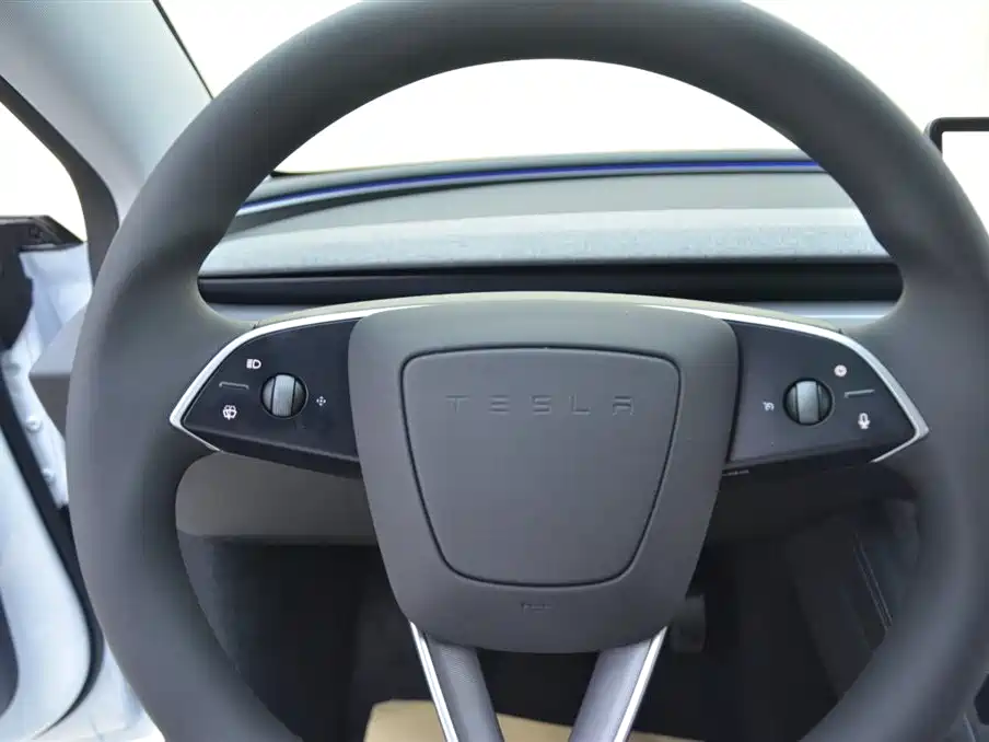 Tesla Model 3 — фото 5