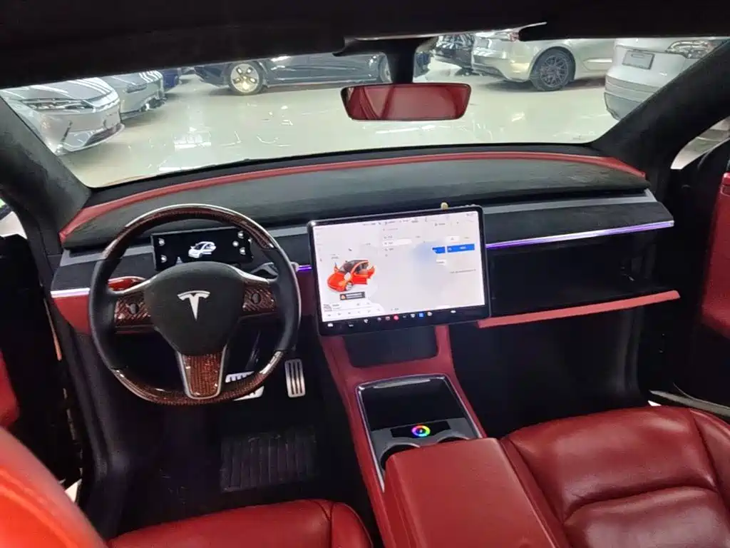 Tesla Model Y — фото 10